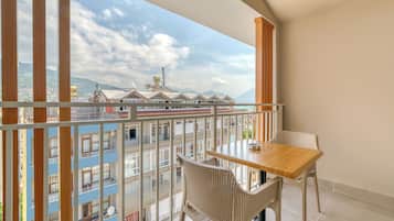 Standard Room | Minibar, in-room safe, desk, free cots/infant beds