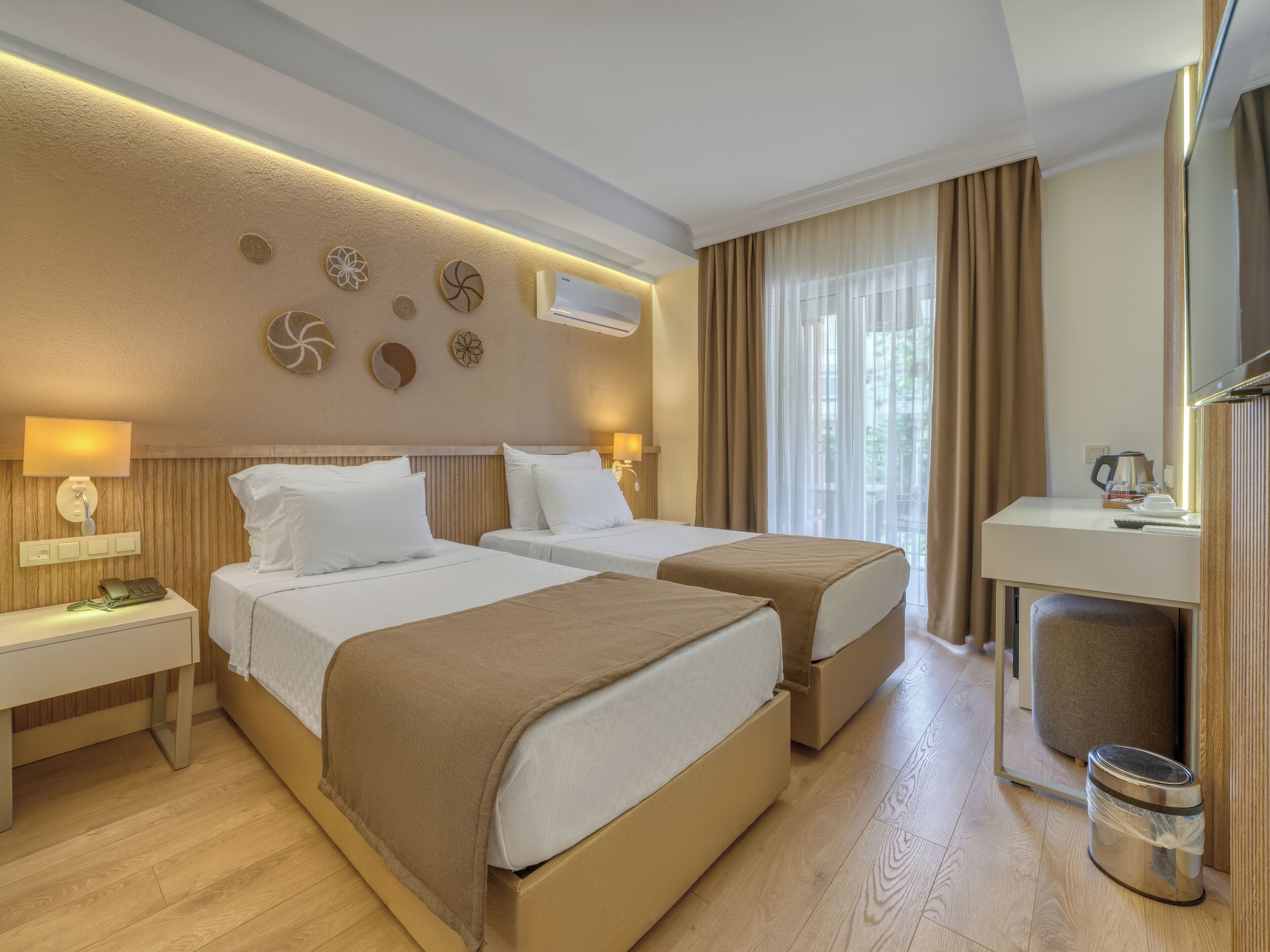 standard room | minibar, in-room safe, desk, free cots/infant beds