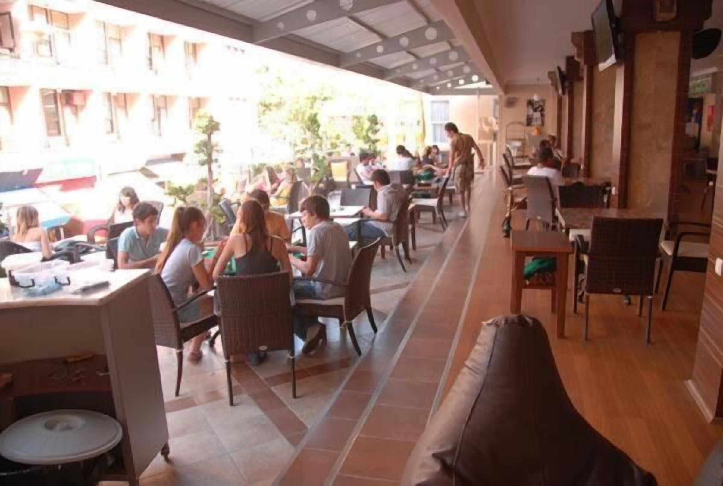 breakfast, lunch, dinner served; international cuisine