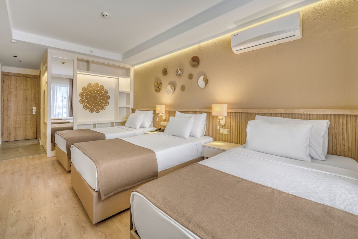 Standard Room | Minibar, in-room safe, desk, free cribs/infant beds