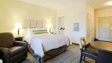 Suite estudio, 1 cama Queen size, tina para personas con discapacidad (Accessible Tub) | Ropa de cama de alta calidad y caja de seguridad en la habitación