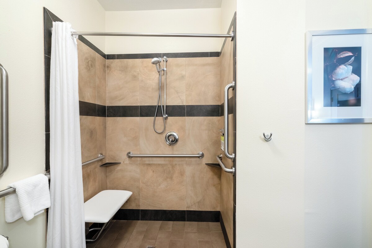 Studio Suite, 1 King Bed, Accessible (Accessible Shower) | Premium bedding, in-room safe, desk, laptop workspace