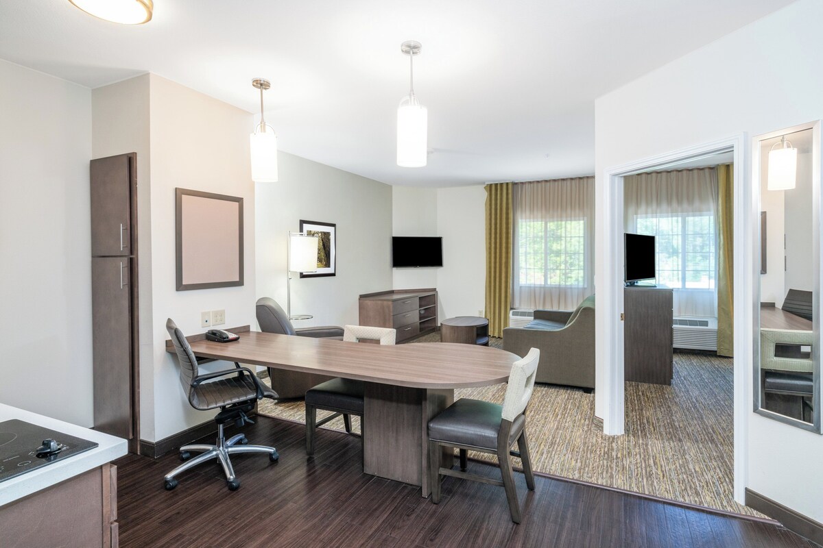 Premium bedding, in-room safe, desk, laptop workspace