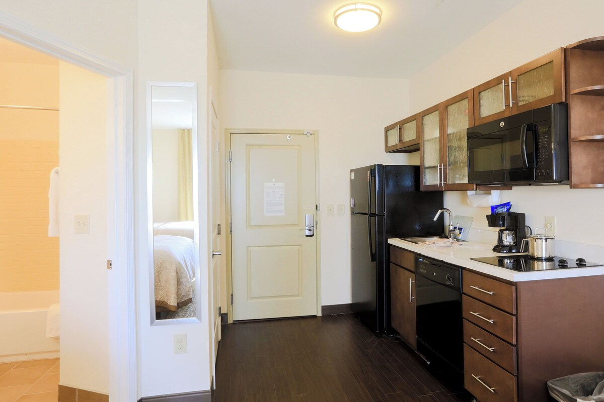 Premium bedding, in-room safe, desk, laptop workspace