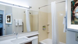 Un baño con lavamanos, inodoro y bañera.
