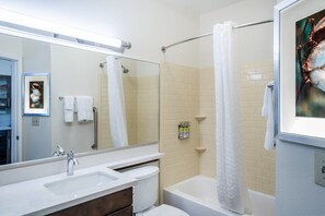 Kostenlose Toilettenartikel, Haartrockner, Handtücher
