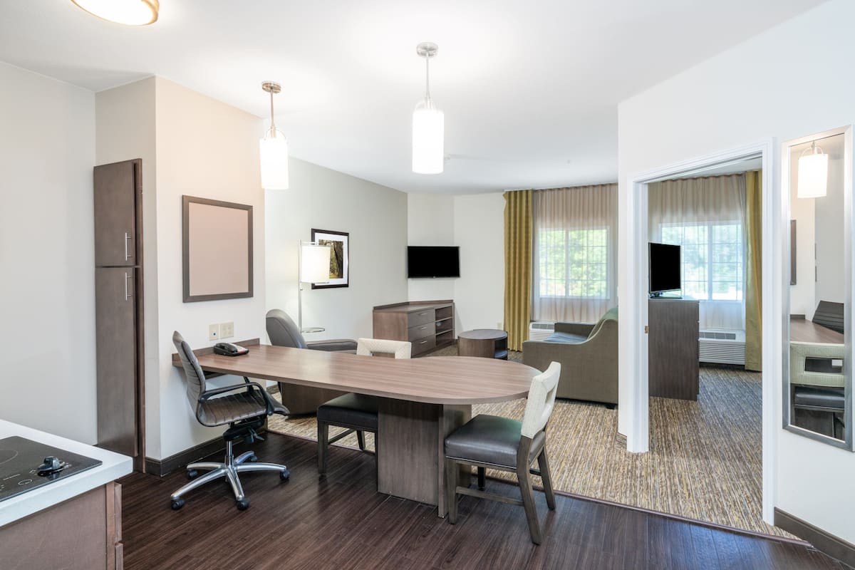 Luxe beddengoed, een kluis op de kamer, een bureau, een laptopwerkplek