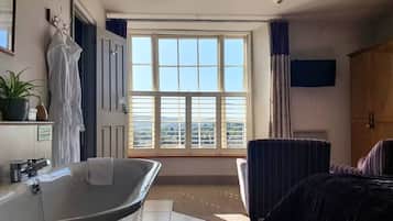 Deluxe Double Room, 1 King Bed | Individually decorated, individually furnished, soundproofing