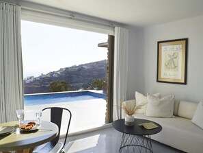Cave Experience, Private Pool, Sea View | Wohnbereich | LCD-Fernseher