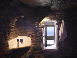 Cave Experience, Private Pool, Sea View | Banheiro | Chuveiro, chuveiro com efeito de chuva, produtos de toalete de grife 