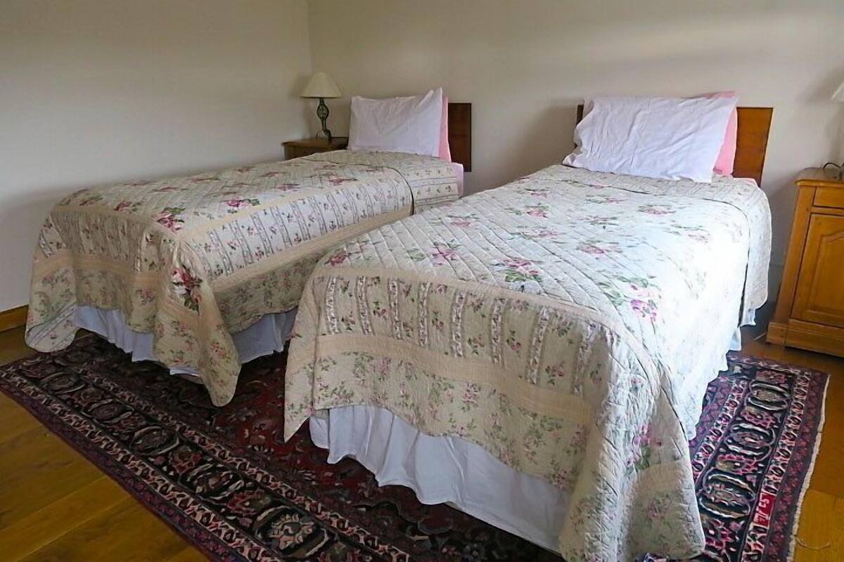 Chambre avec lits jumeaux, salle de bains attenante | Décoration personnalisée, ameublement personnalisé, Wi-Fi gratuit