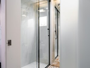Quarto com vista interior | Pengeskab på værelset, individuelt design, individuel indretning