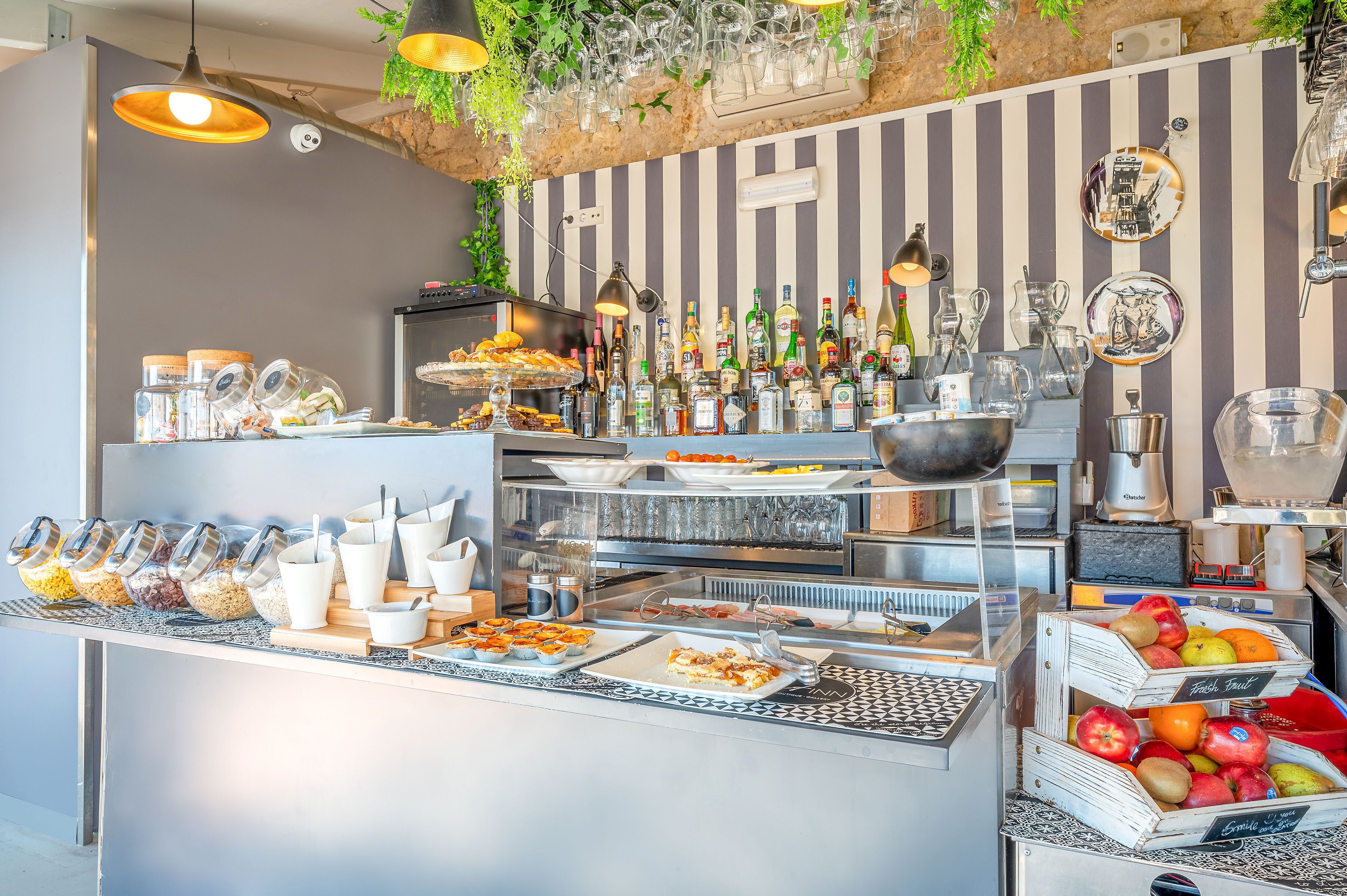 Buffet-alue, jossa on tarjolla erilaisia ruokia, juomia ja ruokailuvälineitä.