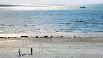 På stranden och vit sandstrand