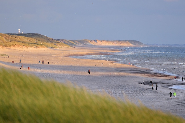 På stranden, hvidt sand
