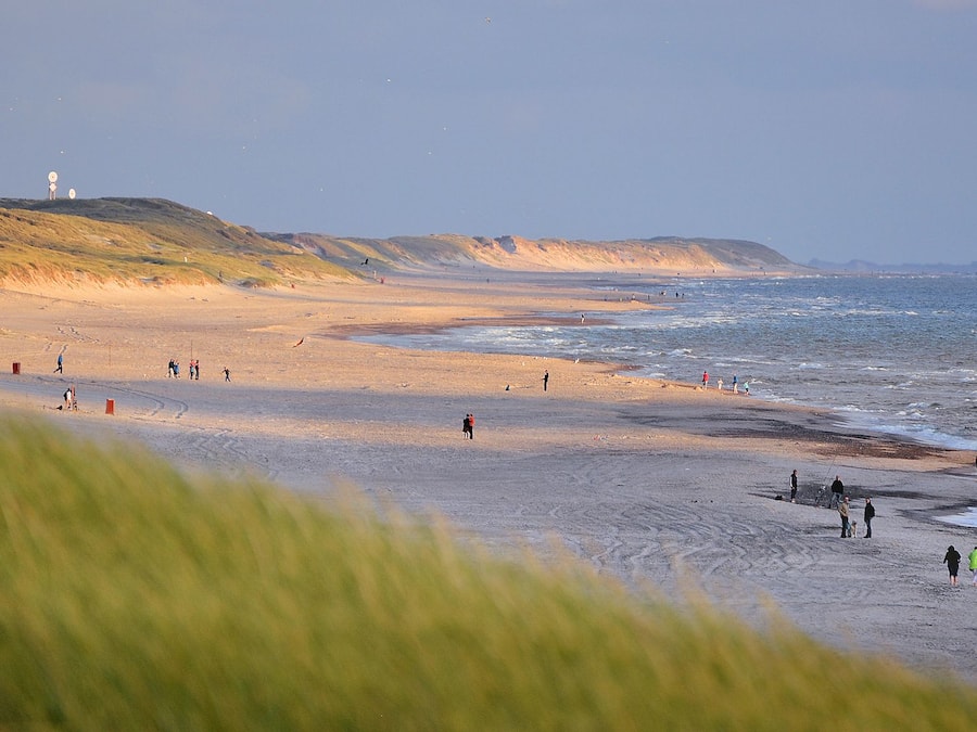 På stranden, hvidt sand