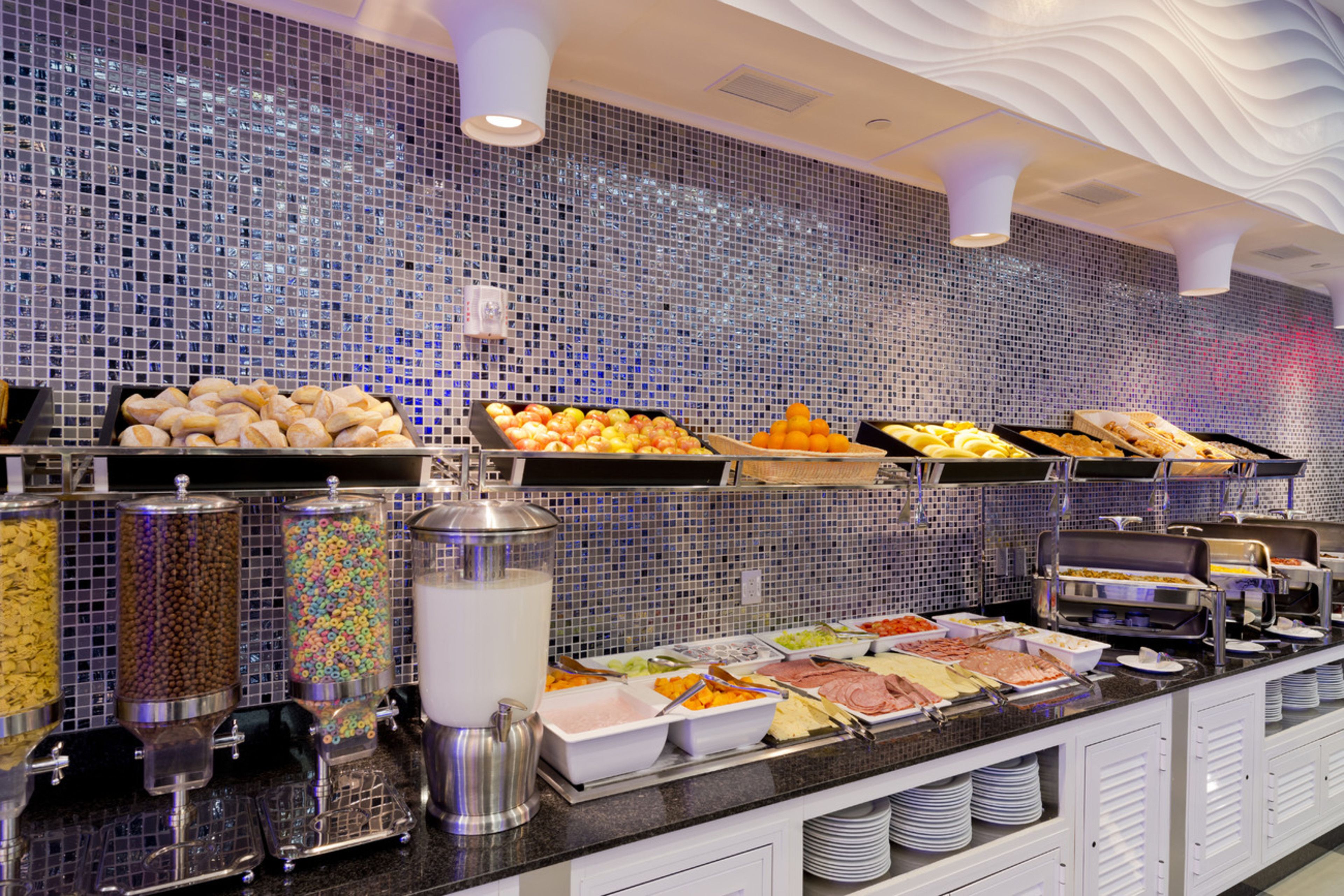 En buffet med forskellige retter og beholdere.