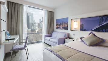 Safe på rommet, skrivebord, strykejern/-brett og barnesenger (inkludert)