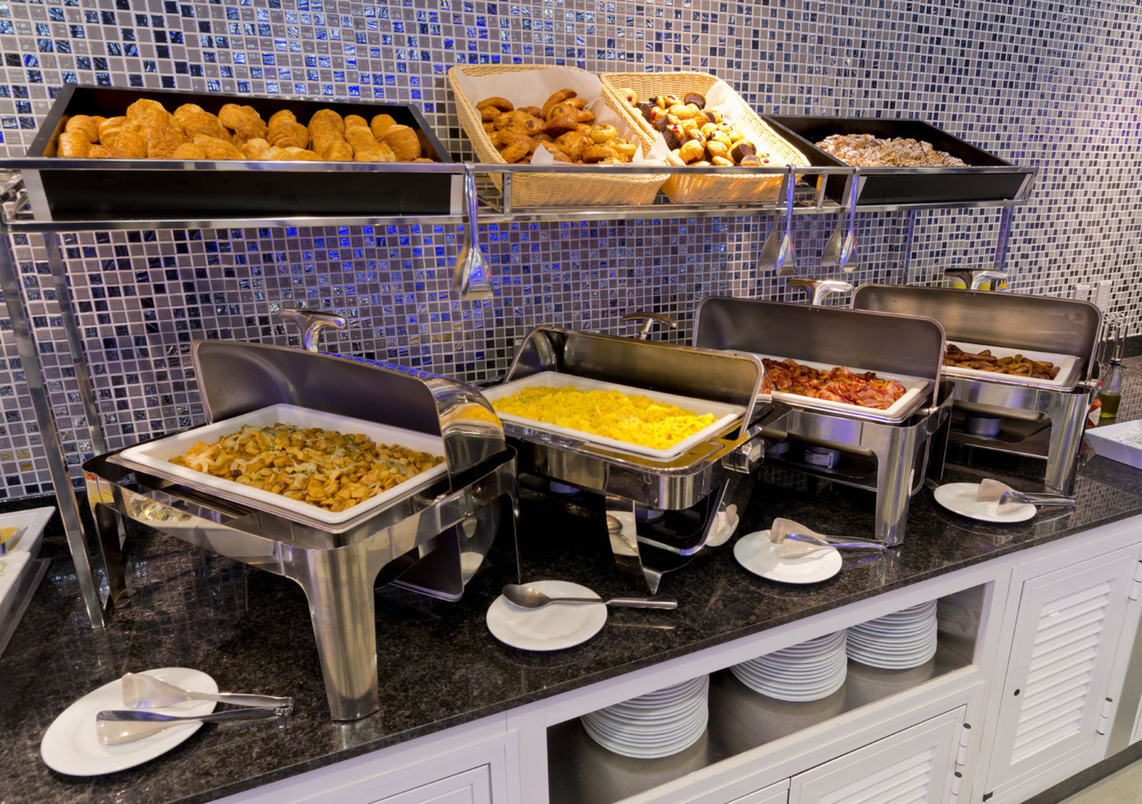 Ein Buffet mit verschiedenen Speisen, die in Schalen und Körben angerichtet sind.