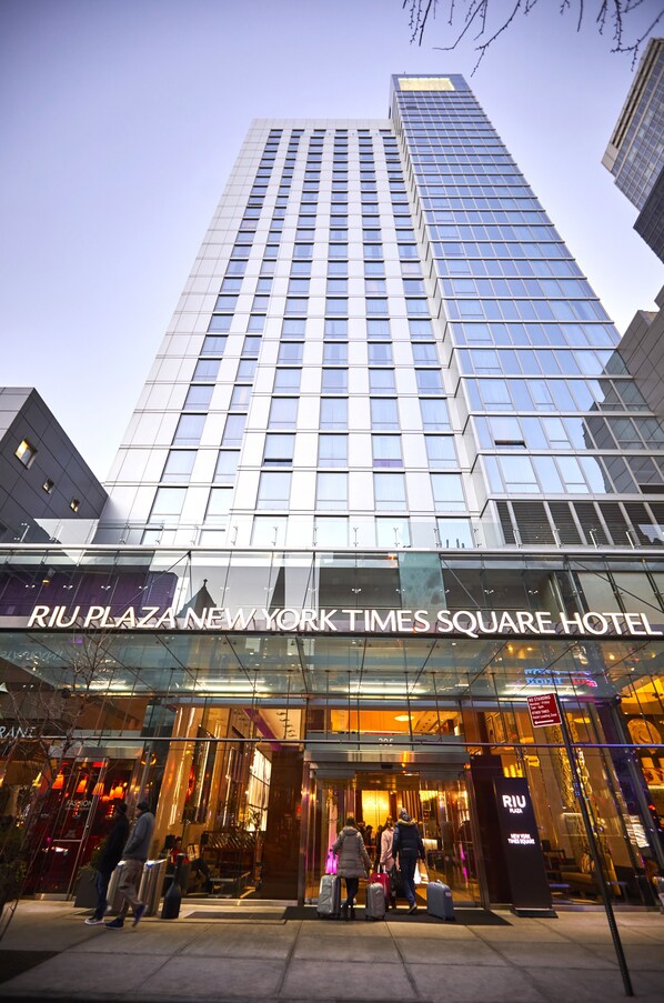The Riu Plaza New York Times Square Hotel with a modern glass facade and a prominent entrance. - Hotel Riu Plaza New York Times Square (New York)