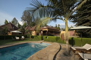 Outdoor pool, pool umbrellas - Ahadi Lodge (Arusha)