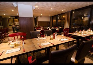 Déjeuner et dîner servis sur place, spécialités Cuisine internationale