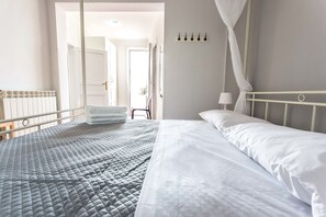 高级双人房, 露台 | 高档床上用品、办公桌、熨斗/熨衣板、婴儿床