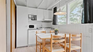 Cabaña económica, 2 habitaciones, baño compartido (Linen Excluded) | Cocina privada | Refrigerador, cafetera y tetera y periquera