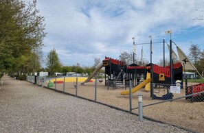 Área de juegos infantiles al aire libre