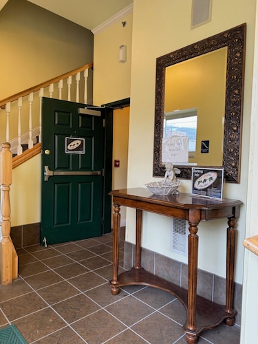 The City Hotel Bar & Grill