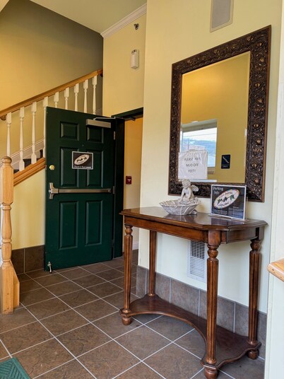 The City Hotel Bar & Grill