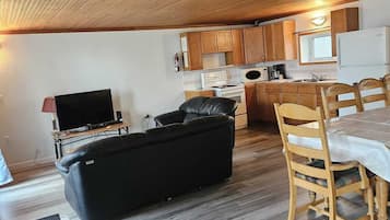 Suite familiar, 3 habitaciones | Sala de estar | Televisión