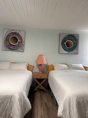 Standaard kamer, 2 tweepersoonsbedden, keuken | Een bureau, gratis wifi, beddengoed