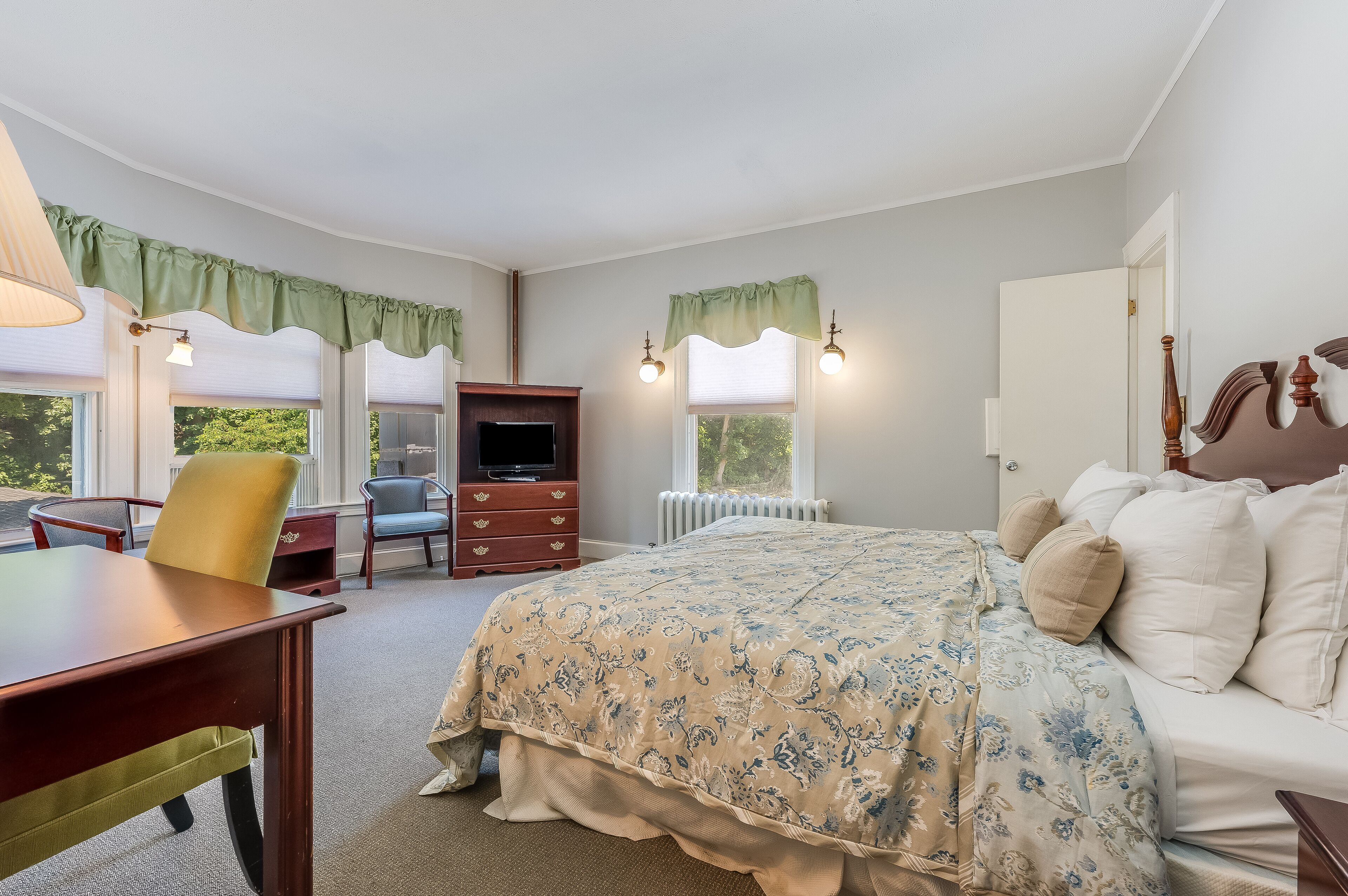 deluxe room, 1 king bed, main inn | 1 bedroom, individually decorated, individually furnished, free wifi