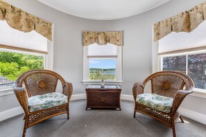 Deluxe Room, 1 King Bed, Main Inn | Individually decorated, individually furnished, free WiFi, bed sheets - Castle Manor Inn (Gloucester)