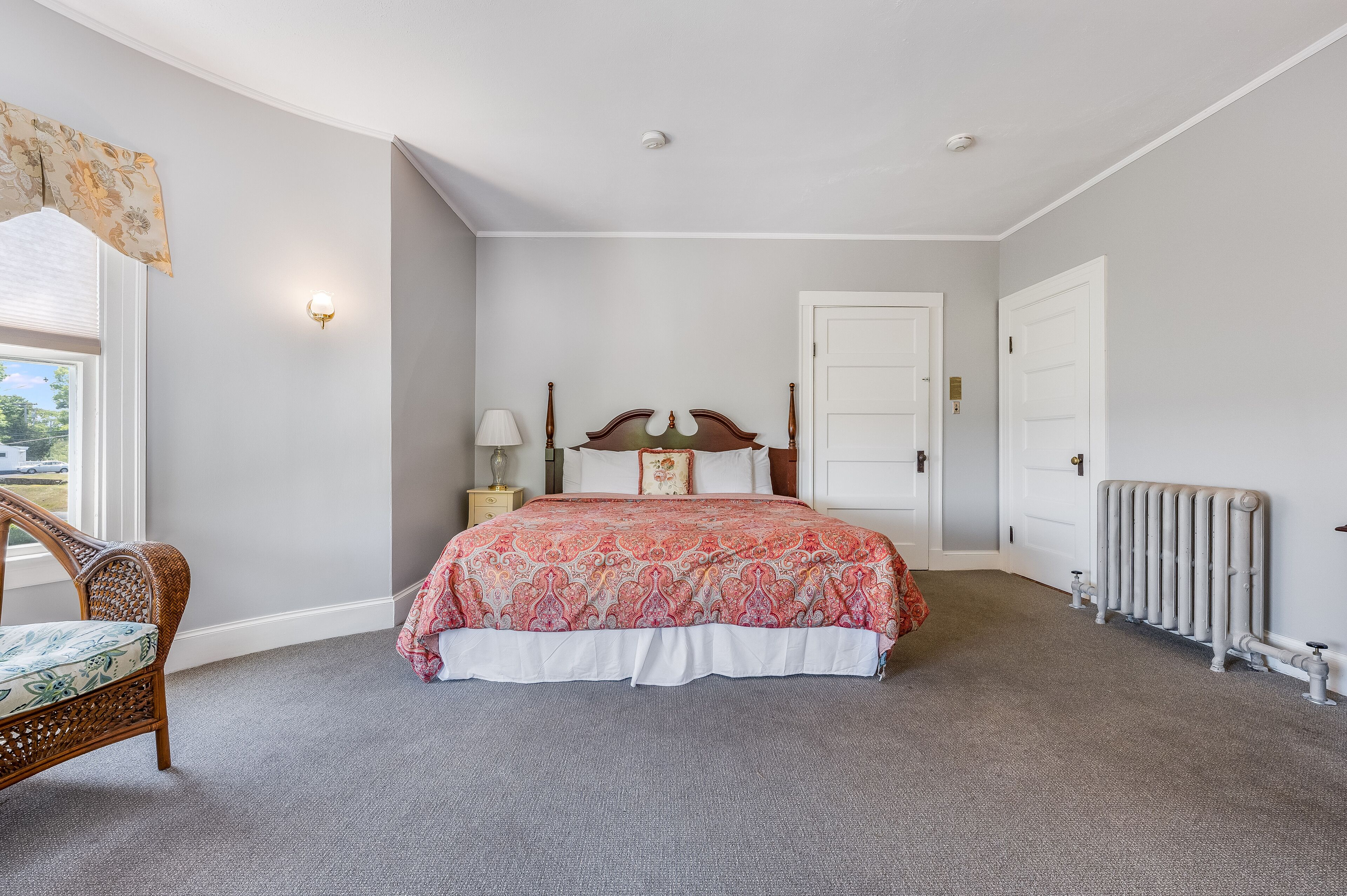 deluxe room, 1 king bed, main inn | 1 bedroom, individually decorated, individually furnished, free wifi