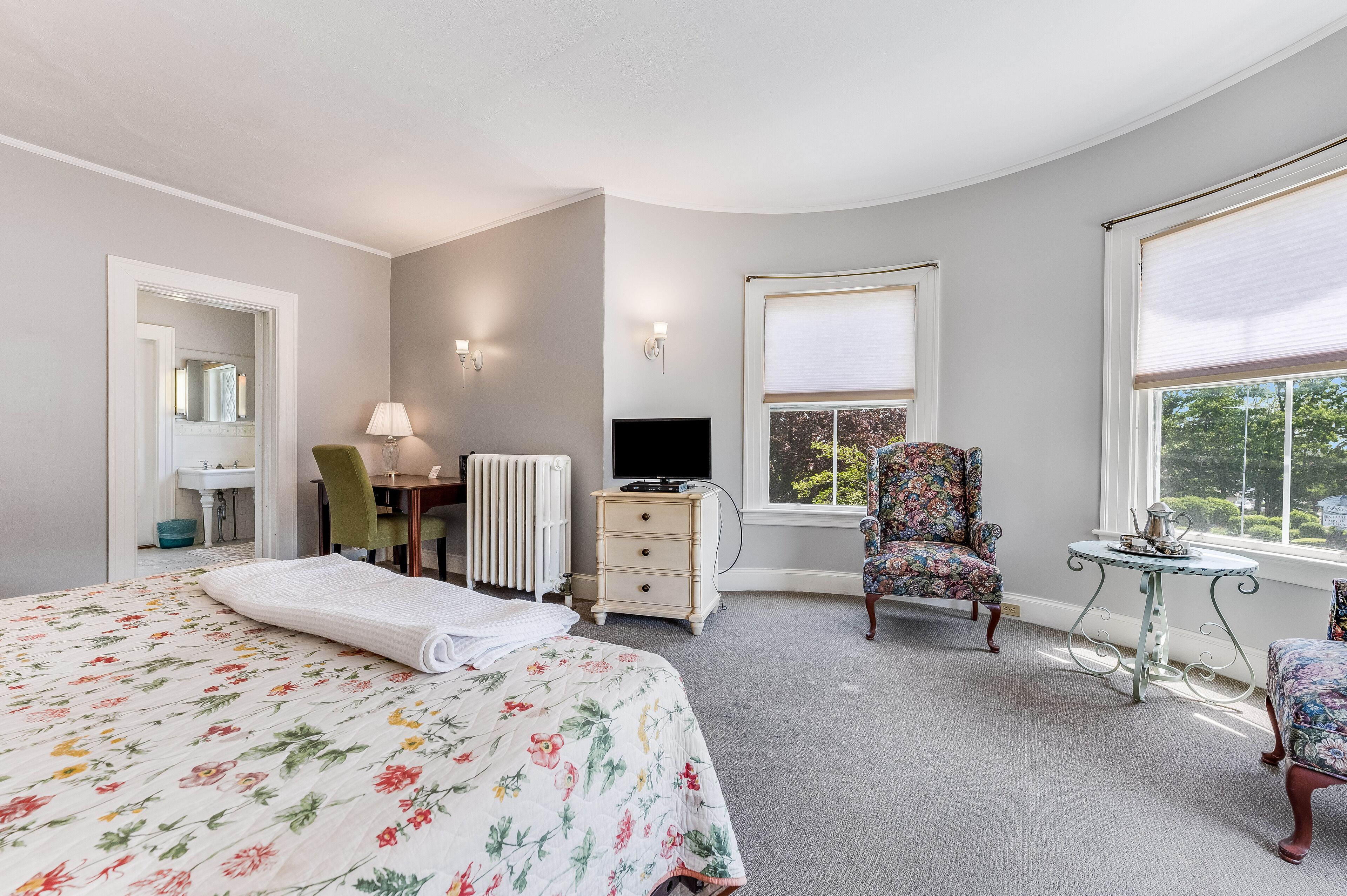 premier single room, 1 king bed | 1 bedroom, individually decorated, individually furnished, free wifi