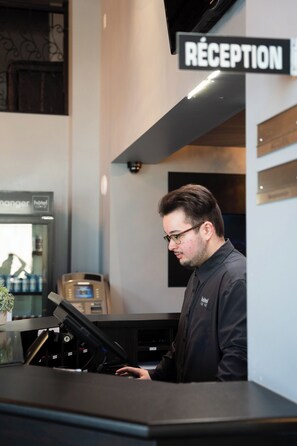 Reception - Hotel 1212 (Degelis)