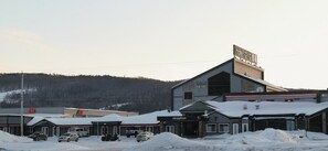 Vista frontal de la propiedad por la tarde o noche