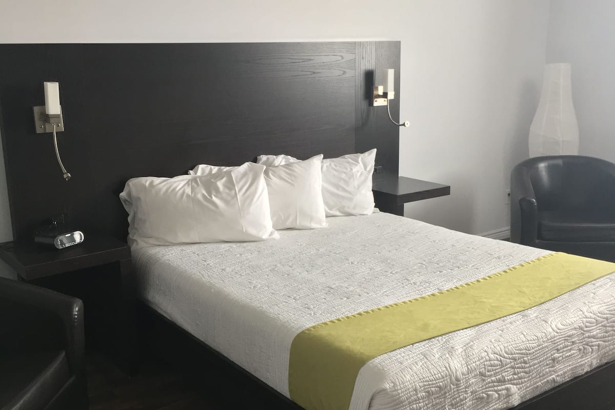 套房, 1 張特大雙人床 (Hotel) | 書桌、遮光布/窗簾、隔音、熨斗/熨衣板