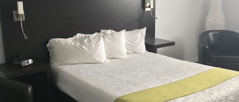 Suite, 1 kingsize bed (Hotel) | Een bureau, verduisterende gordijnen, geluiddichte muren