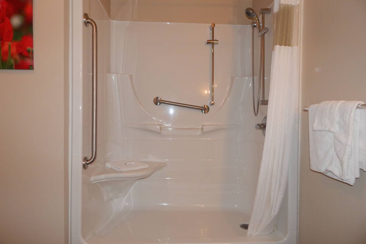 superior room, 1 queen bed, accessible (hotel) | bathroom | free toiletries, hair dryer, towels