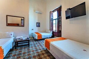 Quarto triplo | Roupas de cama premium, escrivaninha, ferros/tábuas de passar roupa