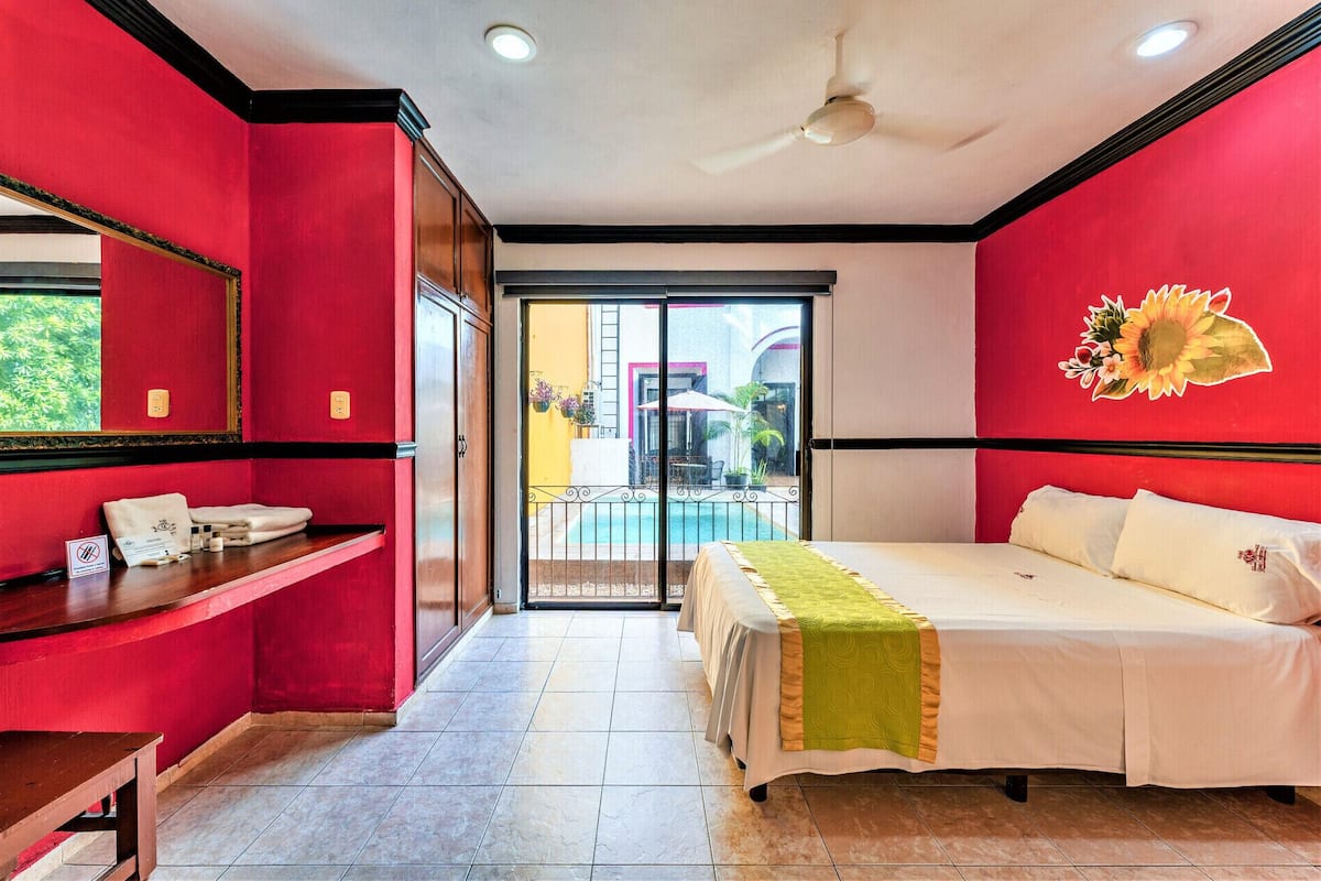 Premium bedding, desk, iron/ironing board, free WiFi
