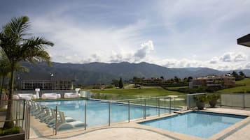 Udendørs pool, åben fra kl. 09.00 til kl. 17.00, liggestole