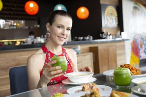3 restaurants, serveren ontbijt, lunch, diner, Italiaanse gerechten