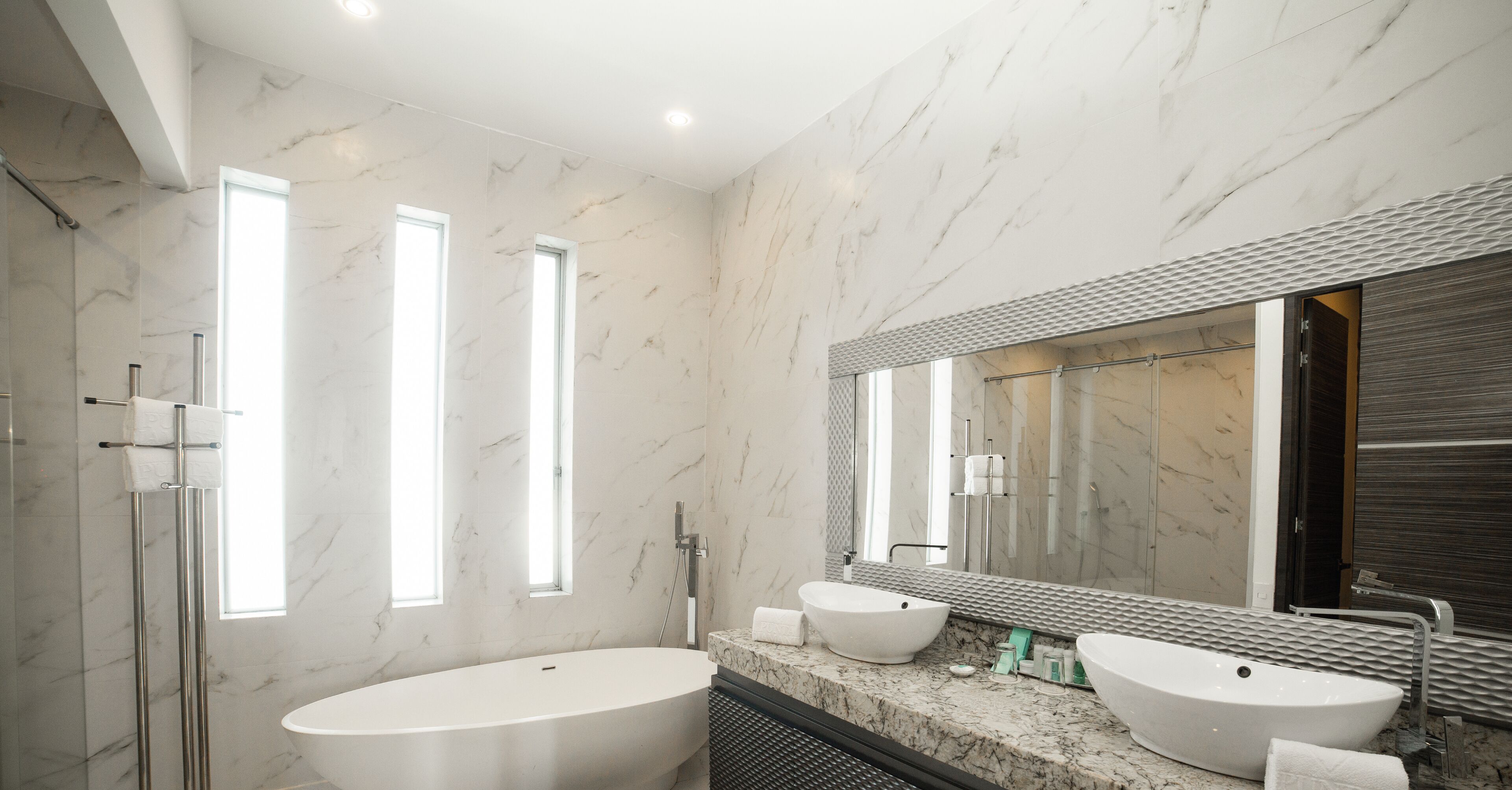 suite | bathroom | free toiletries, hair dryer, towels