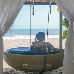 En la playa y bar en la playa