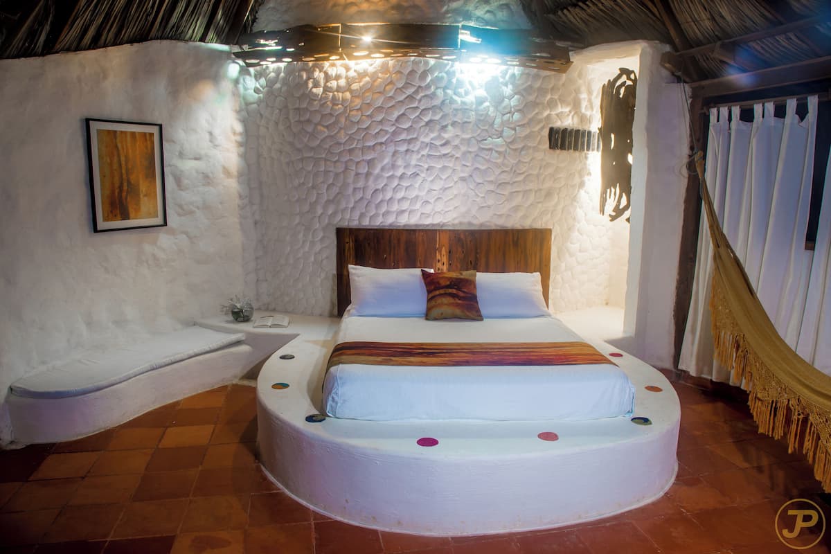 Deluxe Double Room | In-room safe, bed sheets