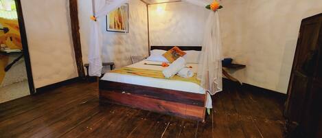 Quarto casal superior | Cofres nos quartos, roupa de cama